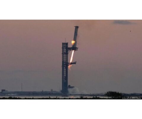 SpaceX Successfully 'Catches' Megarocket Booster Using Metal Arms